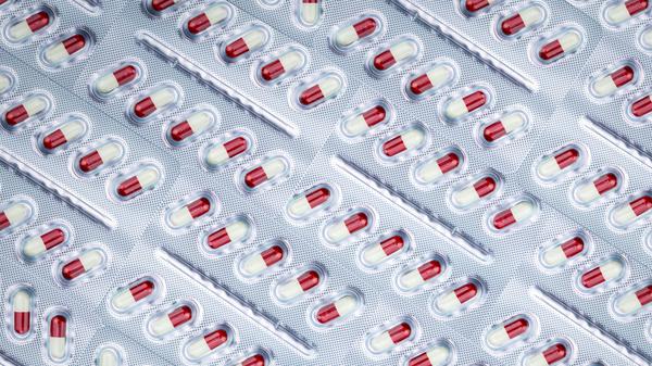 Tabletten-Blister mit weiß-roten Kapseln. (Symbolbild)