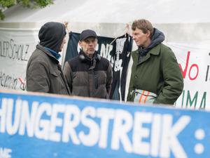 Die drei Hungerstreikenden Wolfgang Metzeler-Kick (l-r), Richard Cluse und Michael Winter stehen im Hungerstreik-Camp des Bündnisses «Hungern bis ihr ehrlich seid» im Regierungsviertel. 
