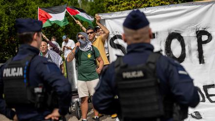 Die Polizei überwacht einen pro-palästinensischen Protest nahe dem ehemaligen NS-Vernichtungslager Auschwitz in der polnischen Stadt Oświęcim.