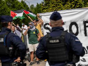 Die Polizei überwacht einen pro-palästinensischen Protest nahe dem ehemaligen NS-Vernichtungslager Auschwitz in der polnischen Stadt Oświęcim.