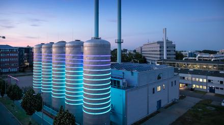 Werksgelände des Berliner Energieversorgers BTB in Berlin Adlershof aus dem Jahr 2020. In den fünf Türmen wird Wärmeenergie zwischengespeichert.