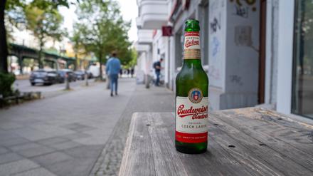 Eine Flasche Bier steht auf einem Tisch vor einem Späti in Berlin.