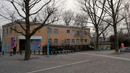 Diese leer stehende Bibliothek am Henriettenplatz soll Wohnhäusern weichen. 