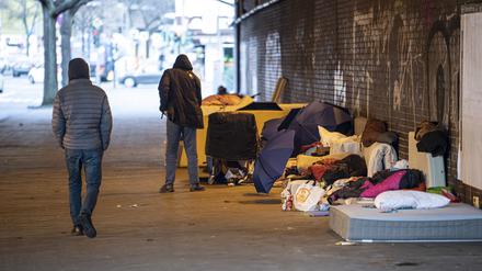 Obdachlose hausen bei kalten Temperaturen unter der Bahnbrücke am Stuttgarter Platz.