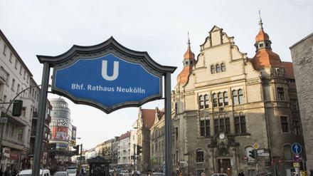 Blick aufs blaue U-Bahnschild am Rathaus Neukölln.