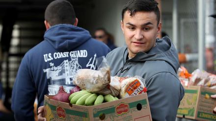 Ohne Lohn: Ein Mitarbeiter der US-Küstenwache in Kalifornien trägt eine Kiste mit kostenlosen Lebensmitteln nach Hause.