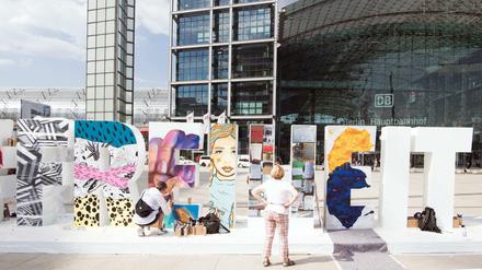 Im Mai 2018 haben Streetart-Künstler vor dem Berliner Hauptbahnhof den Schriftzug "#FreiheitBerlin" gestaltet. Das 23Meter lange und 2,30 Meter hohe (temporäre) Kunstwerk ist Teil einer Kampagne des Landes Berlin. Es wurde im Juni wieder abgebaut.