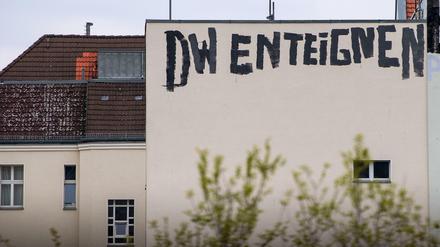 Ein Graffito gegen die Deutsche Wohnen prangt an der Brandmauer eines Wohnhauses im Berliner Bezirk Westend.