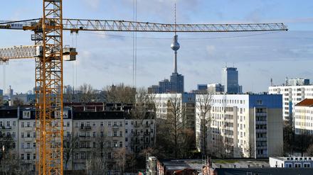 Der Berliner Fernsehturm am Alexanderplatz ist vom Hotel Andels aus hinter Baukränen und Mietshäusern zu sehen.