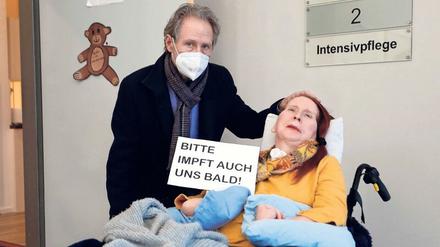 Das Paar aus Berlin wartet auf die Impfung. 