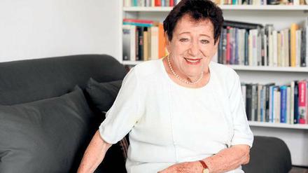 Jugendliche 93 Jahre. Inge Deutschkron, hier in ihrer Wohnung, erzählt lebendig und enthusiastisch von der Vergangenheit – mit Mehrwert für Gegenwart und Zukunft.  