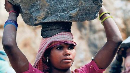 Stein um Stein. In Indien müssen Kinder Steine abtragen, aus denen auch Grabsteine produziert werden.