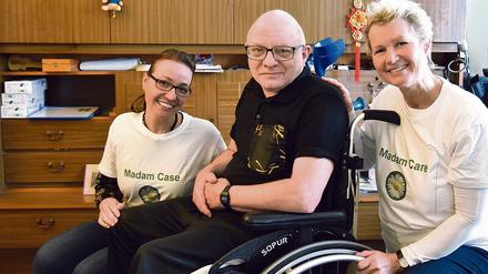 Viele haben geholfen. Rollstuhlfahrer Detlev Pflughaupt aus Lichtenberg ist einer der vielen Berliner, die unter Altersarmut leiden. Tagesspiegel-Leser spendeten für ihn. Auch die Sozialarbeiterinnen Kathleen Schlifka (l.) und Martyna Voß freuen sich.