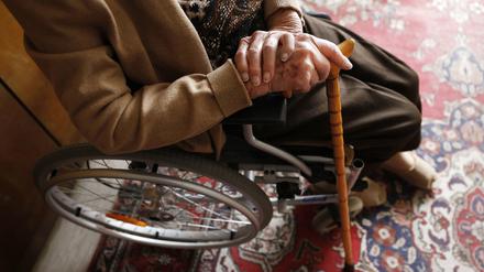 Eine Seniorin sitzt in ihrem Zimmer in einem Seniorenwohnheim in einem Rollstuhl (Symbolbild).