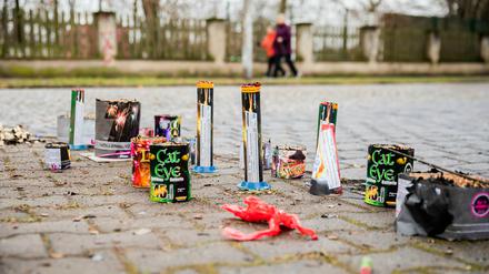 Abgebrannte Feuerwerkskörper liegen im Berliner Ortsteil Alt-Hohenschönhausen auf der Straße. 