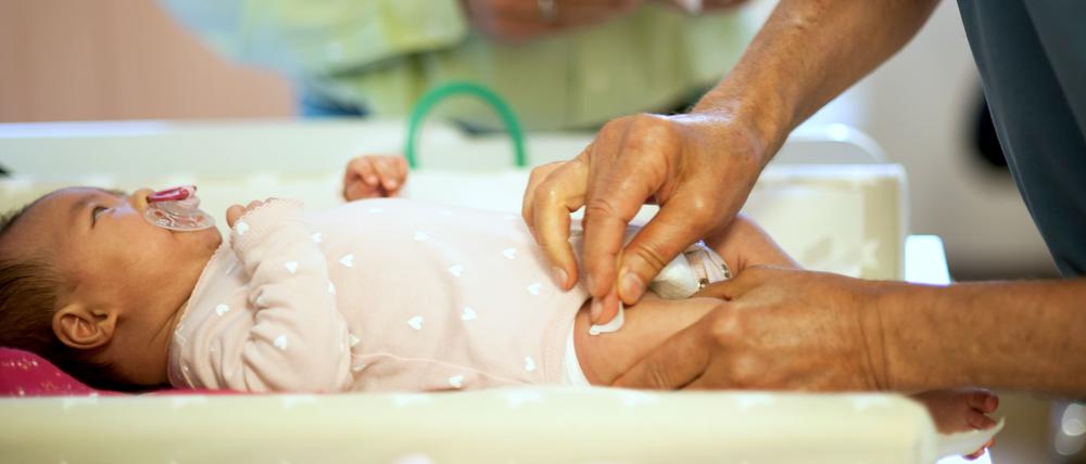 Oft dauert es bis zu einem Jahr, bis ein Neugeborenes eine Geburtsurkunde bekommt: Solange gibt es auch keine Gesundheitskarte.