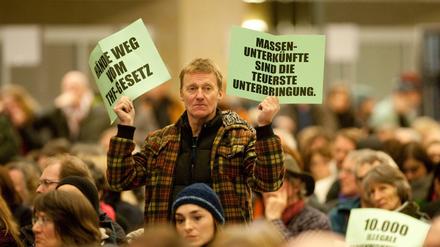 Hände weg vom Tempelhof-Gesetz. Die meisten Teilnehmer der Bürgerversammlung machen gegen die Bebauungspläne des Senats Stimmung.