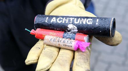 Ein Entschärfer des Kampfmittelräumdienstes zeigt auf einem Gelände der Feuerwehr mehrere illegale Böller. 