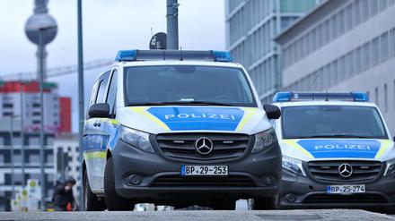 Einsatzfahrzeuge der Polizei bei einem Einsatz vor dem Ostbahnhof in Berlin.