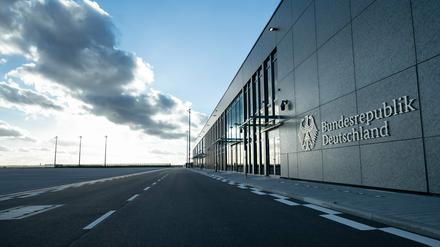 Empfang mit Bundesadler: Das Regierungsterminal am BER, seit Oktober 2020 in Betrieb, zunächst als Interim errichtet.  