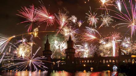 Ein Feuerwerk entlädt sich über der Oberbaumbrücke während der Neujahrsfeier.