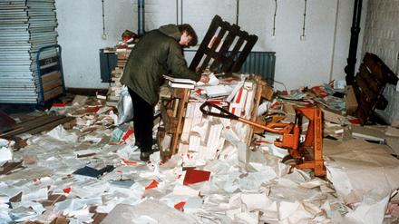 15.01.1990 in Berlin: Das verwüstete ehemalige Amt für Nationale Sicherheit der DDR im Stadtteil Lichtenberg. 