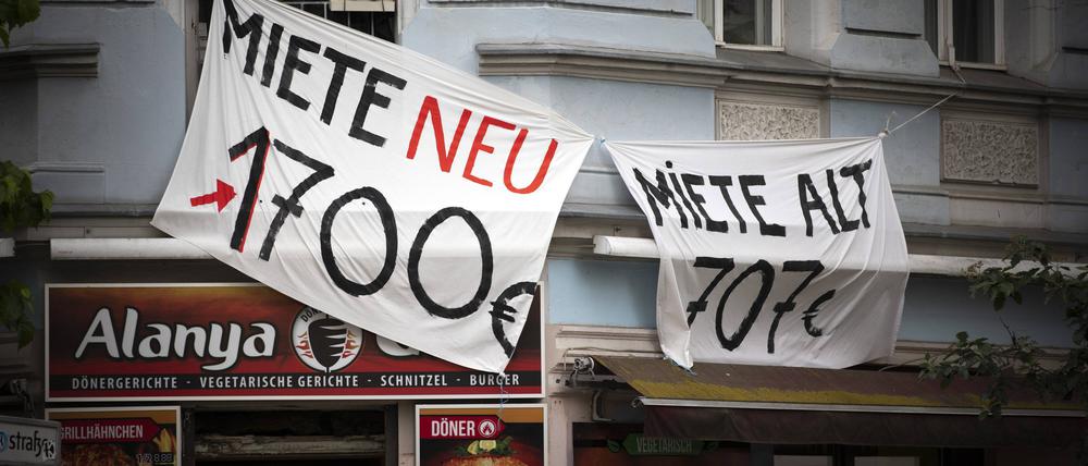 Gegen Mieterhöhungen wird gerne protestiert, wie hier an einer Berliner Hausfassade 2019.