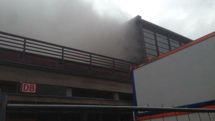 Verqualmter Bahnhof: Der Baustellenbrand führte zu einer starken Rauchentwicklung.