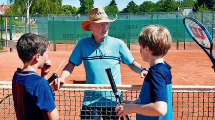 Tibor Wittmann, früher selbst Spieler, ist beim Tenniscamp des TC Grün-Gold in Tempelhof einer der sportlichen Betreuer.
