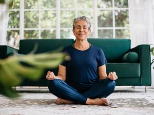 In der Mitte des Lebens verschieben sich für manche Menschen die Prioritäten. Yvonne Meumann wagte einen Neustart als Yogalehrerin (Symbolbild) .