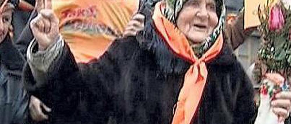 Orangefarbene Revolution. Ukrainer demonstrieren friedlich gegen die Wahl von Wiktor Janukowitsch. Die Doku informiert über die politische Lage in dem EM-Land. Foto: MDR