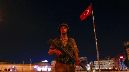 Türkische Sicherheitskräfte, wie hier ein Soldat in der Nähe des Taksim-Platzes, hielten Dennis E. für Monate in Gefangenschaft. 