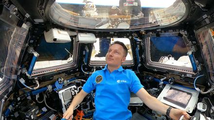 Astronaut Matthias Maurer blickt von der Kuppel der Internationalen Raumstation auf die Erde hinunter.