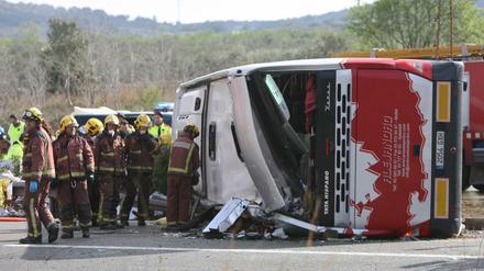 Unglück in Spanien: Der umgestürzte Reisebus.