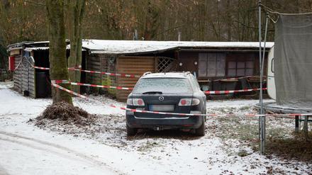 Blick auf ein Auto und ein Gebäude auf dem Campingplatz Eichwald, das mit Polizeiabsperrband versehen ist. 