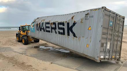 Niederlande, Vlieland: Beschädigte Frachtcontainer werden von einem Strand entfernt, nach der Havarie des Riesenfrachters "MSC Zoe" am Dienstag in der Nordsee.