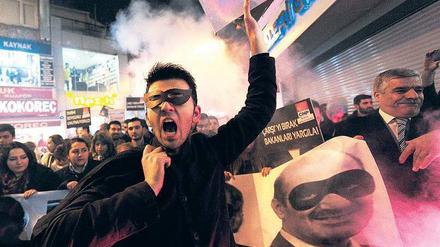 Maskenmänner. Anhänger der Oppositionspartei CHP protestieren in Istanbul gegen Korruption und Bestechung.