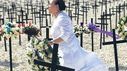 Tiefe Wunden. Eine trauernde Frau auf dem Massenfriedhof vor Port-au-Prince.