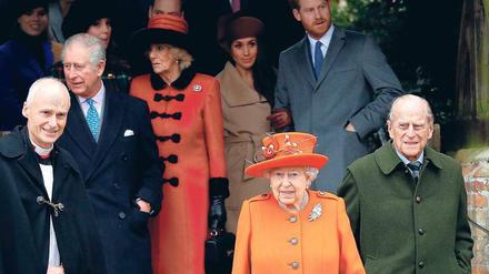 Nach dem Kirchgang am 25. Dezember folgten Prinz Charles (von links) mit Gattin Camilla, Meghan Markle an der Seite ihres Verlobten Prinz Harry und vor ihm Prinz Philip. 