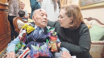 Er sei stets zufrieden gewesen, hatte Saturnino de la Fuente - hier mit Gästen bei seinem 110. Geburtstag - gesagt.