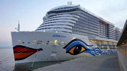 Auch das Kreuzfahrtschiff Aida musste ihre Reise aufgrund von Corona-Fällen vorzeitig beenden. Sie liegt nun im Hafen von Lissabon.