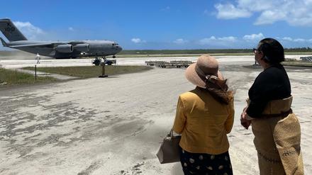 Die Hochkommissarin Australiens für Tonga Morre und die Außenministerin von Tonga Utoikamanu bei der Ankunft des ersten Militärfliegers aus Australien.