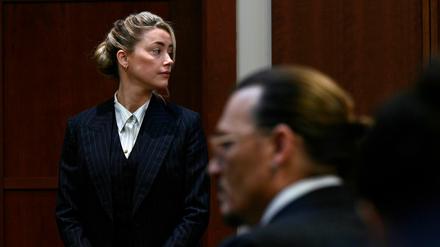 Amber Heard und Johnny Depp am 17. Mai 2022 vor Gericht