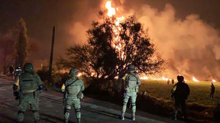 Militärpersonal sichert die Unglücksstelle an einer Pipeline in Mexiko ab