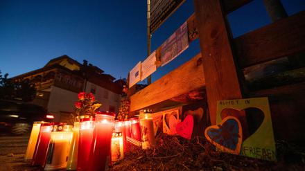 Südtirol: Blumen, Kerzen und Gedenkschmuck am Ort des Unfalls, bei dem sieben junge Menschen getötet wurden. 