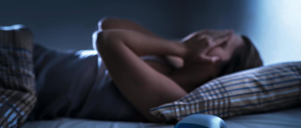 Wer nachts dauerhaft schlecht oder zu wenig schläft, hat ein höheres Risiko für chronische Krankheiten.