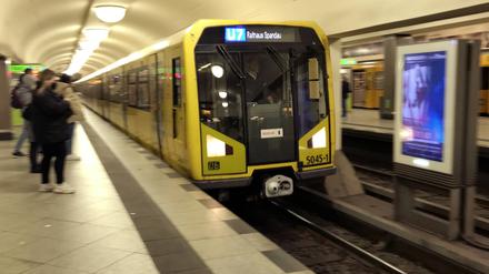 U-Bahn der Linie 7 im U-Bahnhof Mehringdamm.