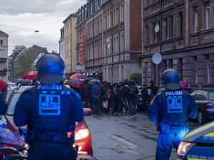 In Solidarität mit der am Montagmorgen in Nürnberg Gostenhof festgenommenen Hanna S. gingen am Abend rund 250 Personen auf die Straße um gegen deren Festnahme zu protestieren. Hanna S. soll an Überfällen auf Rechtsextreme in Ungarn beteiligt gewesen sein. 