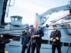 Boris Pistorius hat am Dienstag in Wilhelmshaven ein Schiff der Marine verabschiedet – und ist anschließend in die USA aufgebrochen.