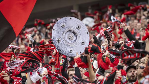 Das Original gibt es zwar erst in ein paar Tagen, aber endlich darf sich Leverkusen über die Meisterschale freuen.